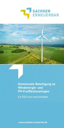 Grüne Wiese mit Windrad