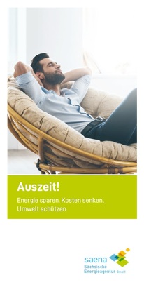 Mann nimmt sich im Sessel eine Auszeit