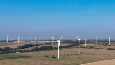 Windpark auf einem Feld