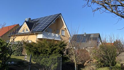 neugebaute Einfamilienhäuser mit Photovoltaik auf dem Dach