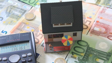 Darstellung Förderung mit Geldscheinen und Taschenrechnung