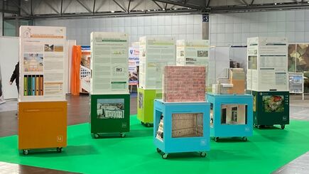Foto Wanderausstellung mit Informationssäulen