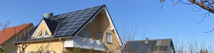 Dach mit Photovoltaik eines neuen Einfamilienhauses