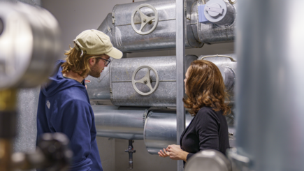 Zwei Personen vor einer Heizungsanlage