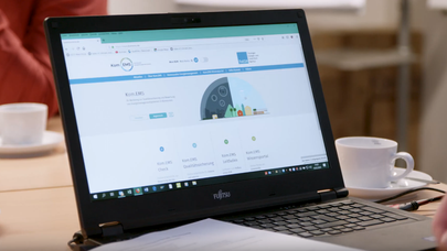 Laptop mit dem Online-Portal Kom.EMS