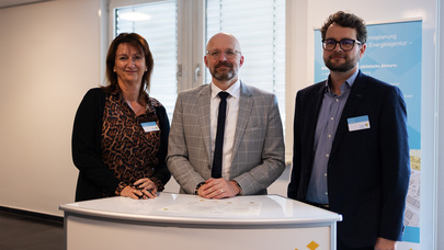 Staatssekretär Kralinski und Babette Böhme sowie Armin Verch von der SAENA