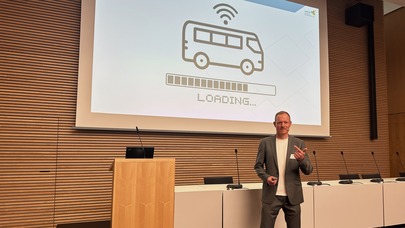 Stephan Michael, Berater der SAENA, moderiert die Veranstaltung 