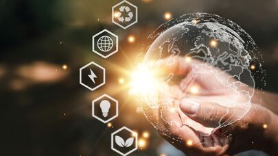 Erde mit Icons zu Planet, Energie, Wirtschaft, Ökosystem und Recycling