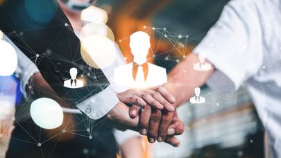 Menschen legen die Hände auf einander und bilden ein Netzwerk