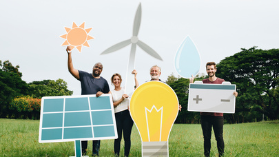 Bild Darstellung Erneuerbare Energien anhand von Icons, Schilder gehalten von Menschen