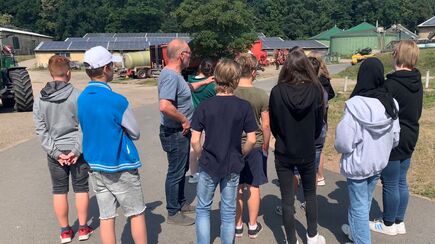 Schuelerexkursion auf dem Hof