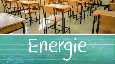 Klassenzimmer mit Stühlen und Tafel, Sonnenschein, mit Text Energie